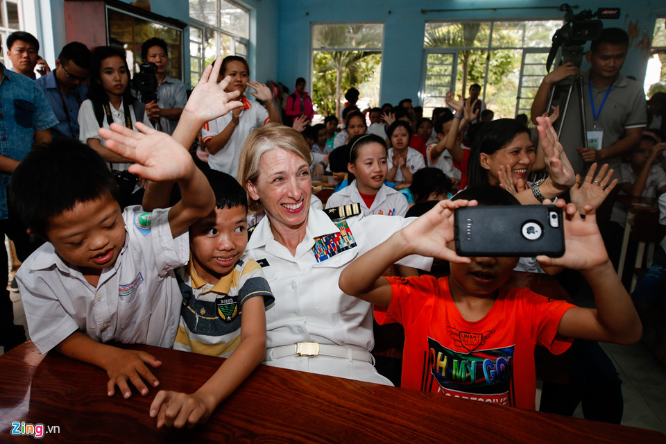 Thuỷ thủ Mỹ hào hứng vui đùa cùng trẻ nạn nhân chất độc da cam